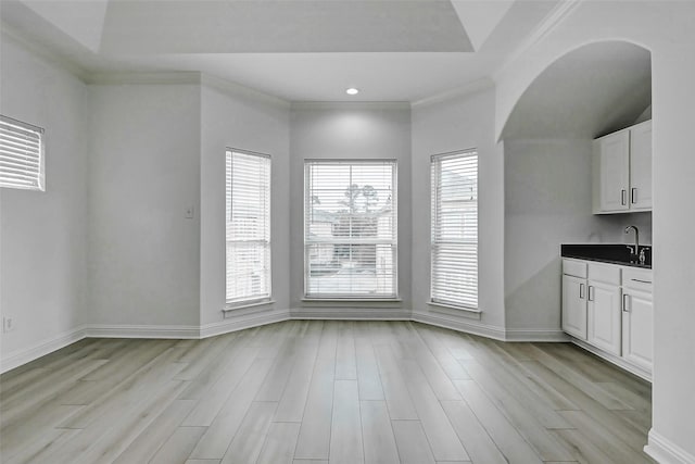 unfurnished dining area with light wood-style floors, recessed lighting, and baseboards