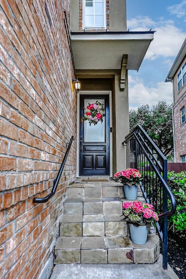 property entrance with stucco siding