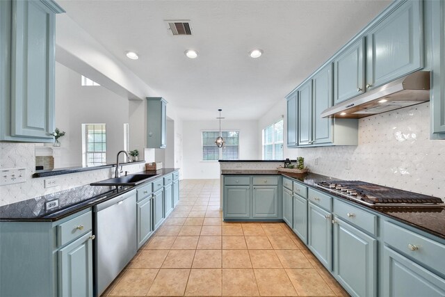 kitchen with a sink, appliances with stainless steel finishes, visible vents, under cabinet range hood, and a peninsula