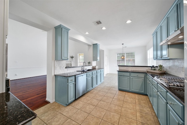 kitchen featuring a sink, appliances with stainless steel finishes, visible vents, recessed lighting, and backsplash