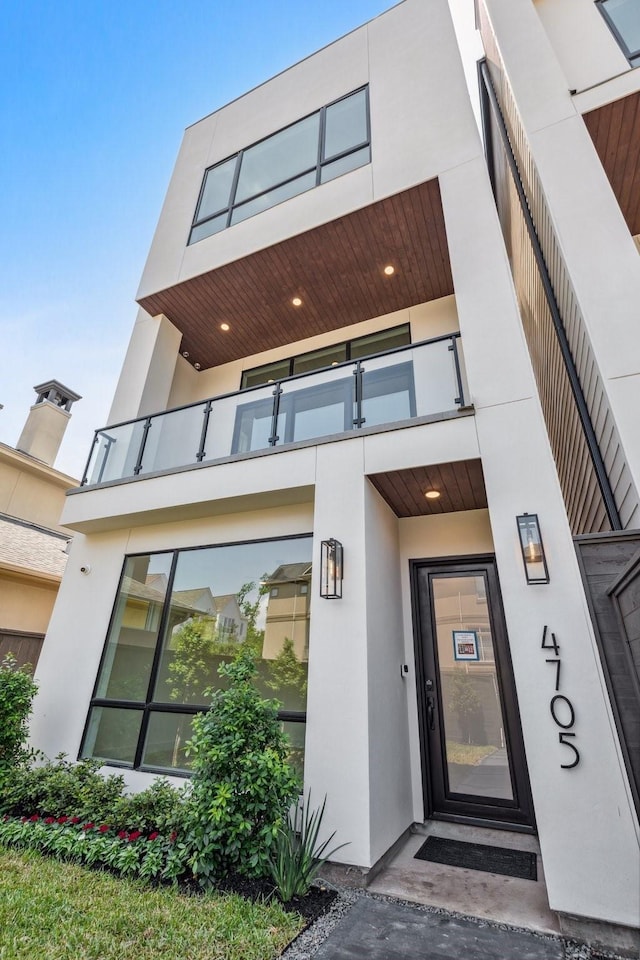 4705 Gibson St, Houston, TX 77007 - property entrance featuring a balcony and stucco siding
