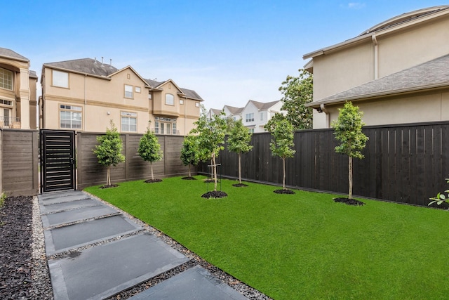 4705 Gibson St, Houston, TX 77007 - view of yard featuring a residential view