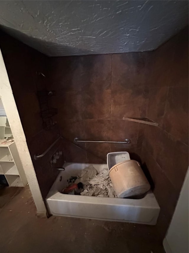bathroom featuring unfinished concrete floors