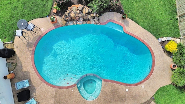 view of swimming pool featuring a pool with connected hot tub