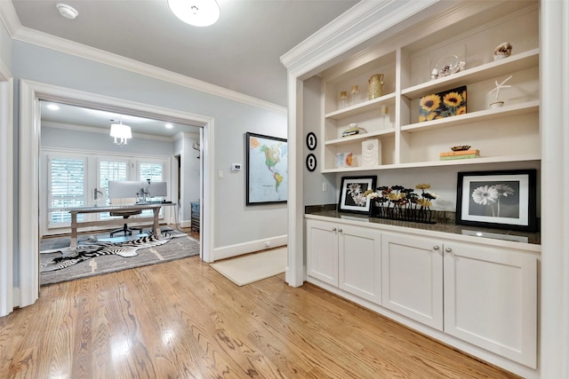4020 Sul Ross St, Houston, TX 77027 - bar featuring light wood finished floors, built in shelves, decorative light fixtures, baseboards, and ornamental molding