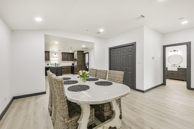 dining area with visible vents, light wood-type flooring, recessed lighting, and baseboards