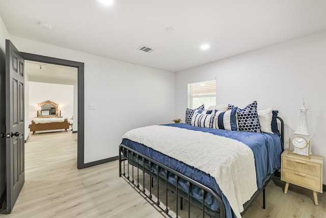 bedroom featuring visible vents, light wood-type flooring, recessed lighting, and baseboards
