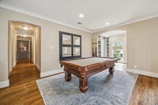 playroom featuring arched walkways, visible vents, ornamental molding, and wood finished floors