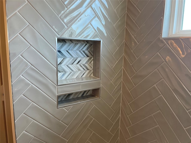 room details featuring tiled shower