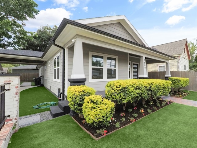 view of front facade with a front lawn and fence