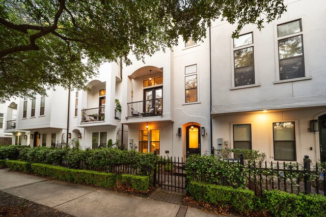view of front facade with a fenced front yard and stucco siding