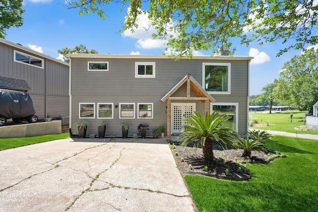 view of front facade featuring a front yard