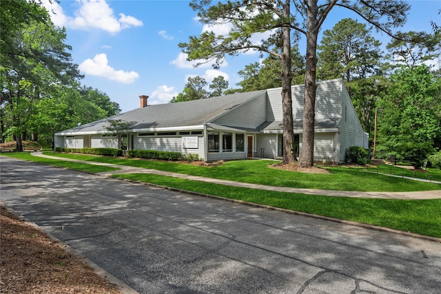 view of front facade featuring a front yard