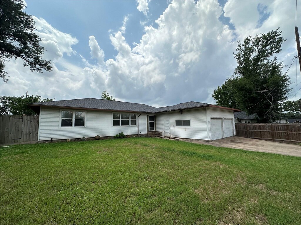 719 E Kuehn St, Bellville, TX 77418 - photo 1