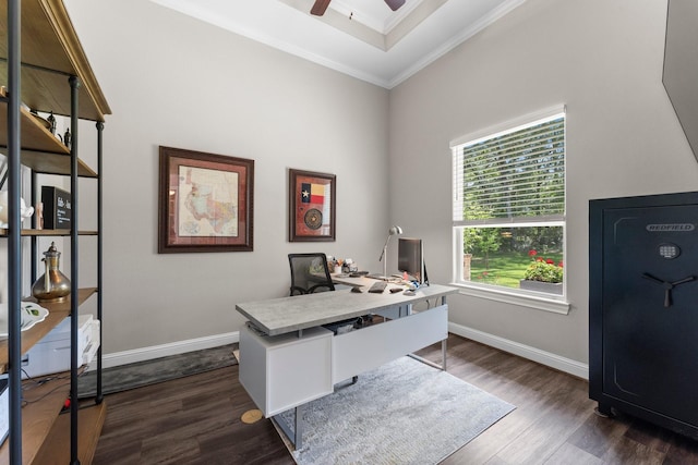 office area with crown molding, a ceiling fan, dark wood-style flooring, and baseboards