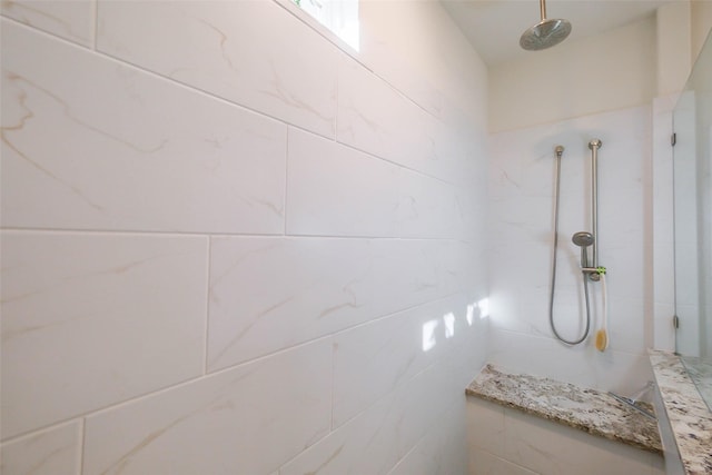 bathroom featuring tiled shower