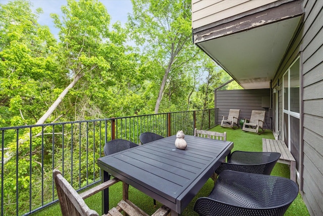 exterior space featuring outdoor dining area