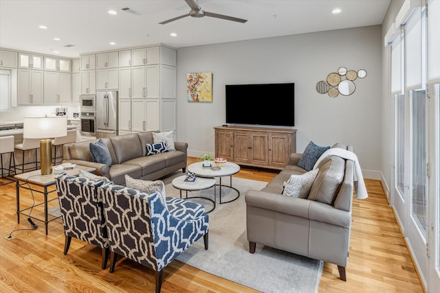 living room with light wood finished floors, recessed lighting, visible vents, and ceiling fan