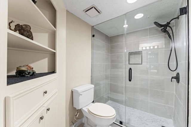 full bath with toilet, visible vents, a shower stall, and recessed lighting