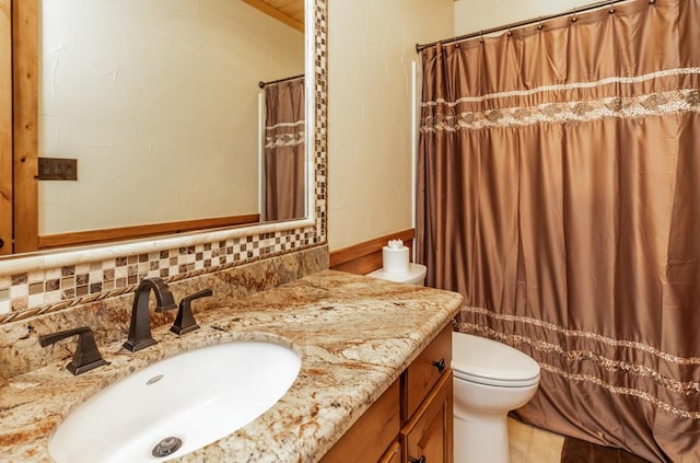 full bathroom featuring tasteful backsplash, toilet, curtained shower, and vanity