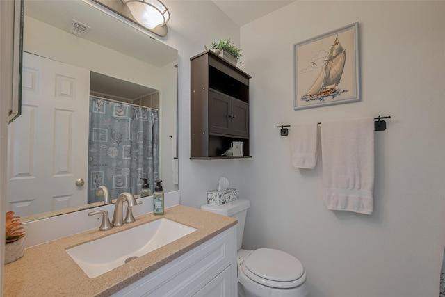 full bath with toilet, visible vents, curtained shower, and vanity