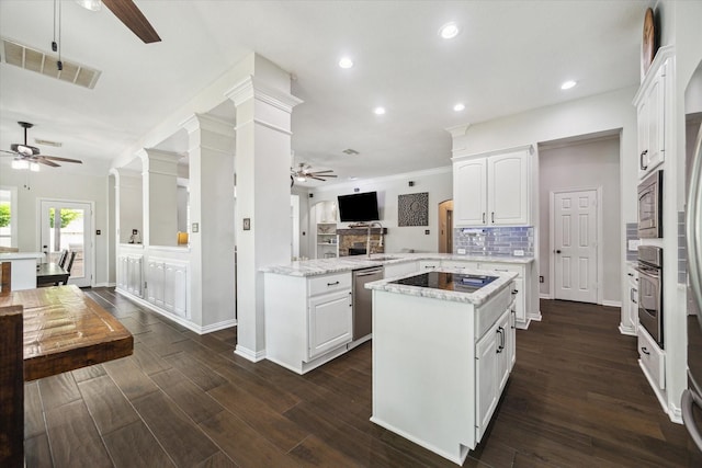 1603 Evening Bend Ct, Sugar Land, TX 77479 - kitchen with a ceiling fan, open floor plan, a peninsula, white cabinetry, and recessed lighting