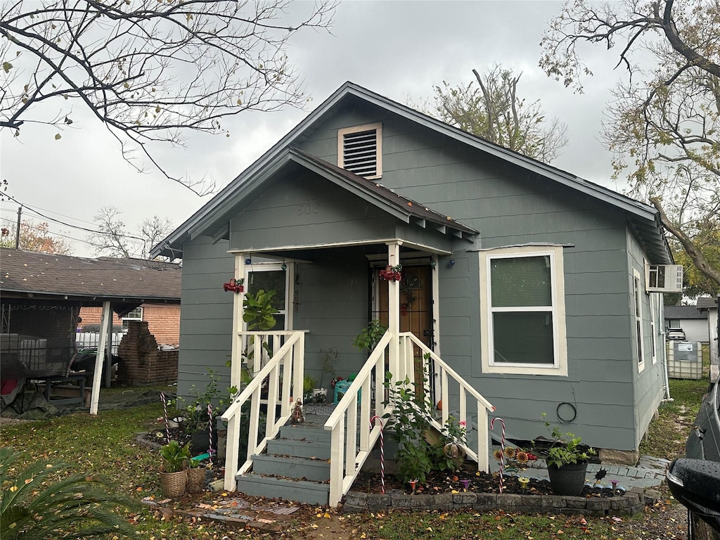 508 E 43rd St, Houston, TX 77022 - view of bungalow-style house