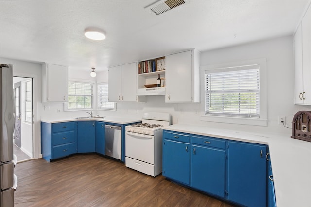 kitchen with dark wood finished floors, blue cabinetry, stainless steel appliances, under cabinet range hood, and visible vents