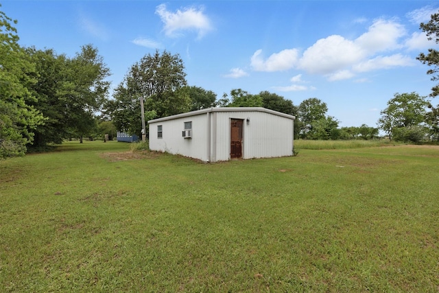 view of outdoor structure featuring an outbuilding