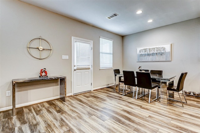dining space featuring visible vents, light wood-type flooring, recessed lighting, and baseboards