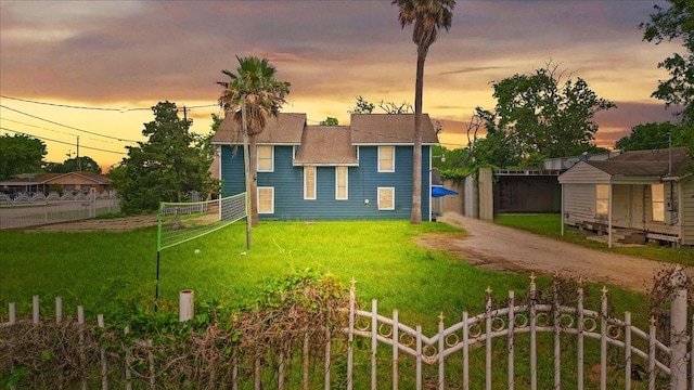view of front facade featuring dirt driveway