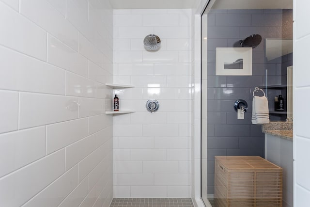full bathroom featuring a tile shower