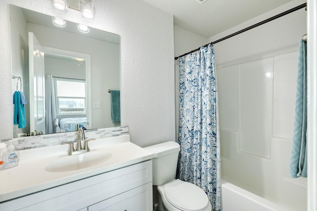 bathroom featuring shower / bath combo, a textured wall, ensuite bathroom, toilet, and vanity