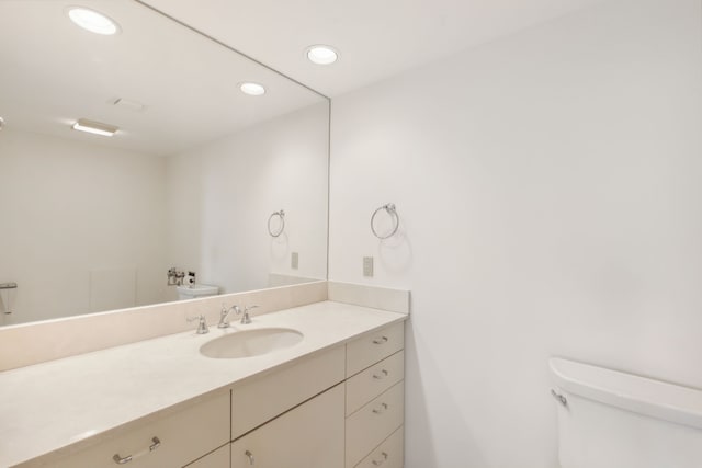 101 Westcott St Unit 1402, Houston, TX 77007 - bathroom with toilet, vanity, and recessed lighting