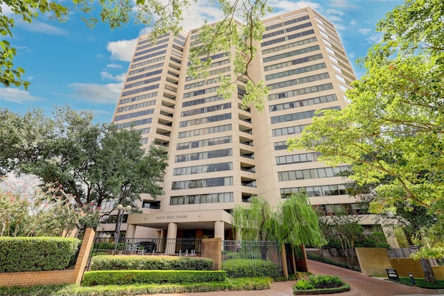 101 Westcott St Unit 1402, Houston, TX 77007 - view of apartment building / complex featuring fence