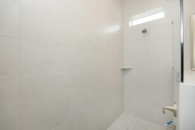 full bathroom featuring tiled shower