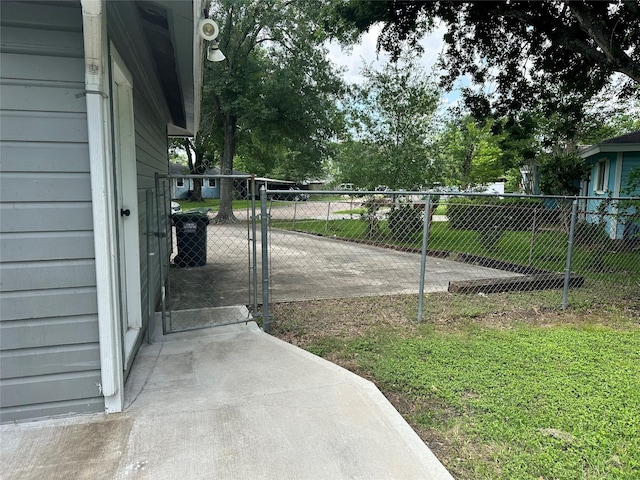 1402 Firwood Cir, Pasadena, TX 77502 - view of gate
