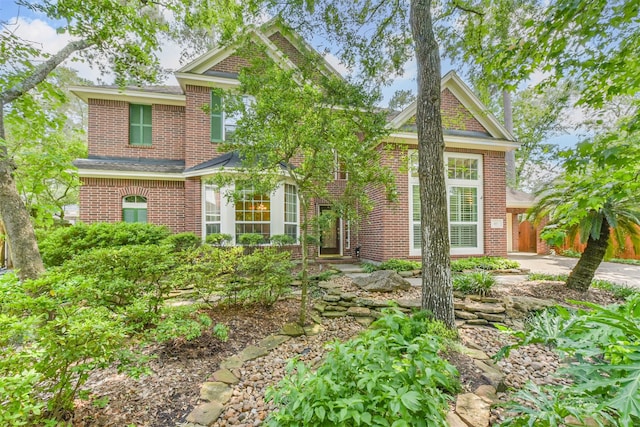view of front of house with brick siding and driveway