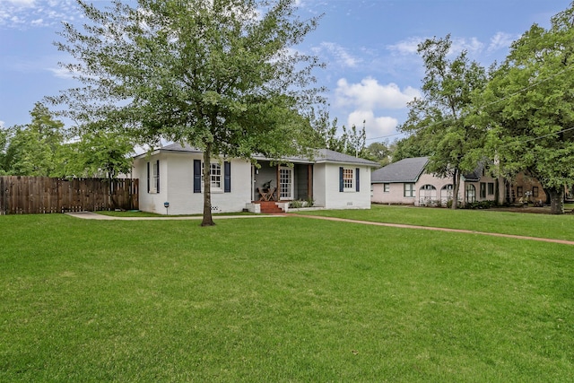 view of front of house featuring fence and a front yard