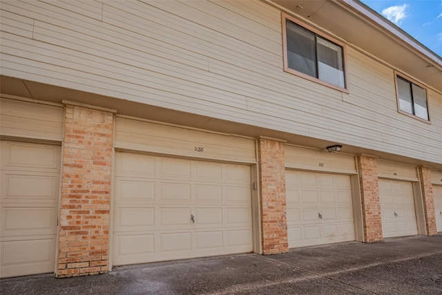 16800 Sugar Pines Dr Unit D28, Houston, TX 77090 - view of garage