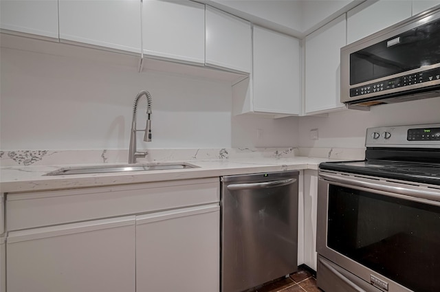 16800 Sugar Pines Dr Unit D28, Houston, TX 77090 - kitchen featuring white cabinets, stainless steel appliances, and a sink