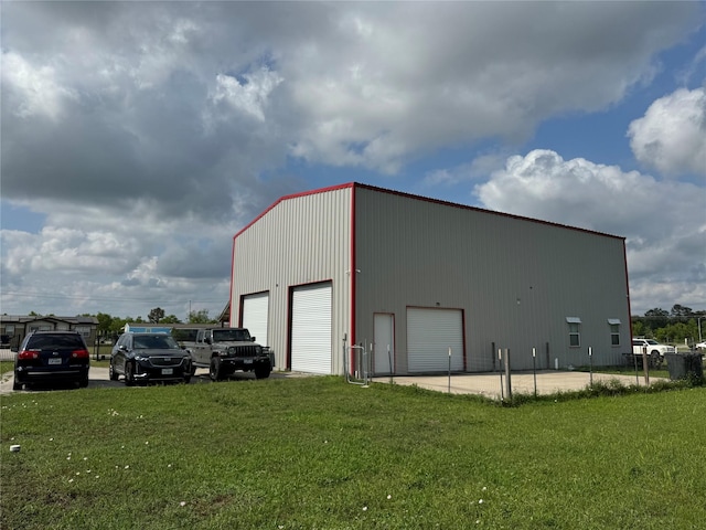 view of outdoor structure with an outbuilding