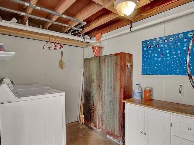 4006 Reeves Dr, Galveston, TX 77554 - laundry area featuring washing machine and dryer