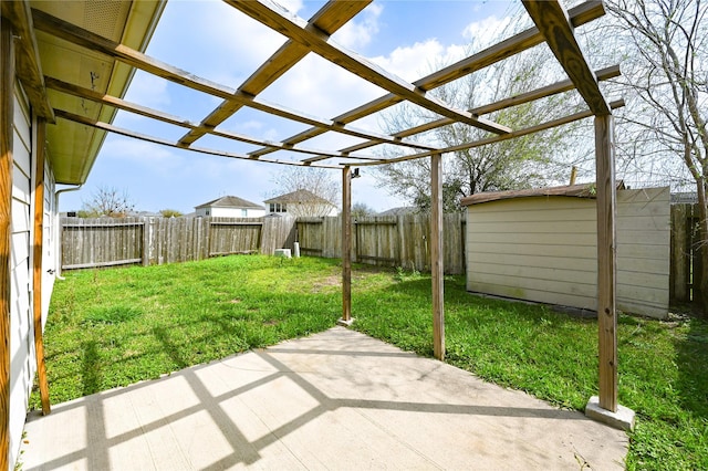 view of yard featuring an outdoor structure, a fenced backyard, a patio area, a shed, and a pergola