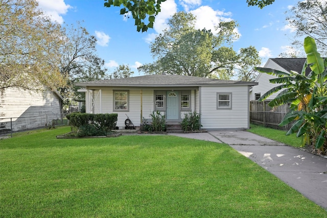 view of front facade with fence and a front lawn