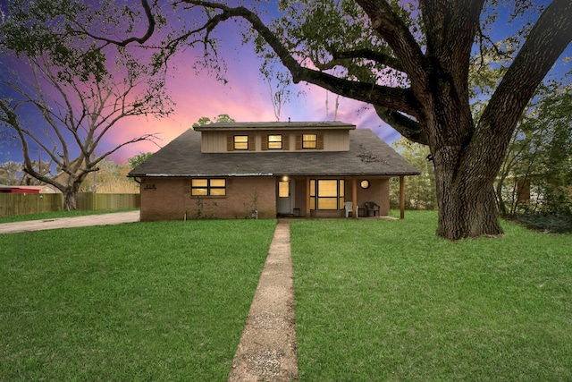 view of front of property featuring a porch, fence, and a front yard
