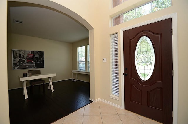 5002 Hearth Hollow Ln, Sugar Land, TX 77479 - tiled foyer entrance featuring arched walkways, baseboards, visible vents, and plenty of natural light
