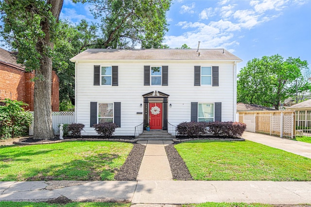 3210 Oakdale St, Houston, TX 77004 - colonial inspired home featuring a front yard and fence