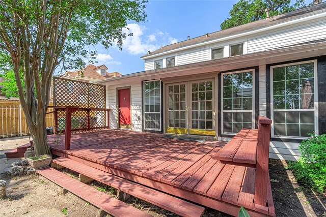 3210 Oakdale St, Houston, TX 77004 - wooden terrace with fence