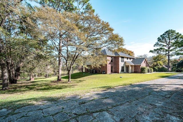 view of yard with driveway